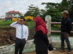 Percepat Normalisasi, Wali Kota Yamin HR Tinjau Langsung Pengerukan Sungai Jafri Zam Zam Wali Kota Banjarmasin Yamin HR tinjau pengerukan Sungai Jafri Zam Zam di Pulau Insan. Foto Dok istimewa