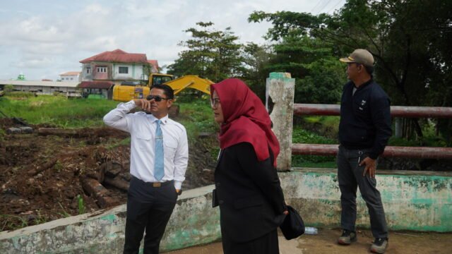 Wali Kota Banjarmasin Yamin HR tinjau pengerukan Sungai Jafri Zam Zam di Pulau Insan. Foto Dok istimewa