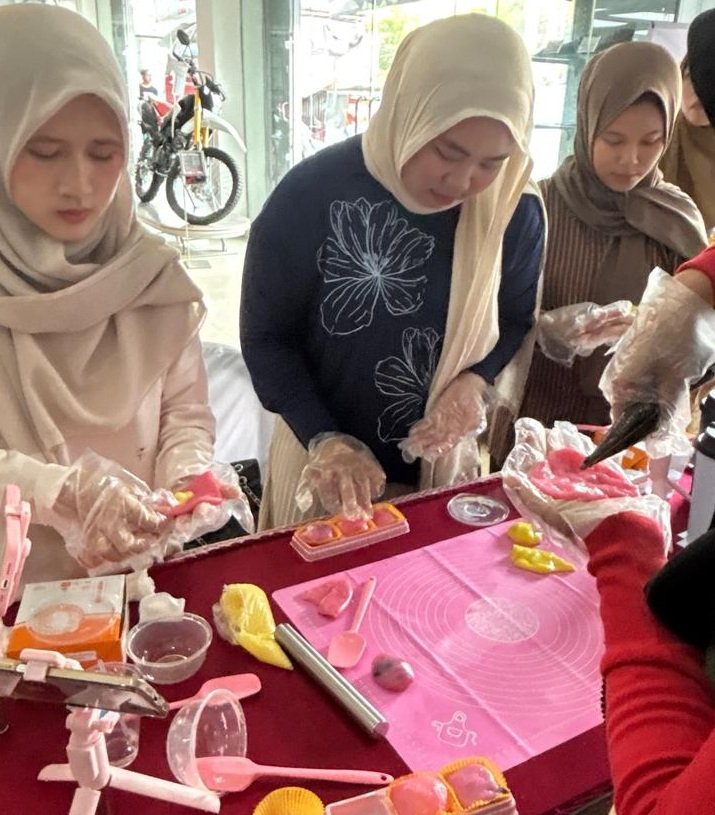 Peserta Antusias Ikuti Mochi Class di Showroom 2 Naga Banjarmasin. Foto Dok Istimewa