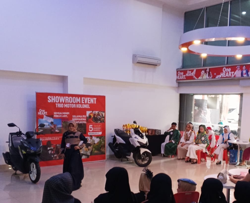 Peserta Tampil Percaya Diri di Lomba Fashion Show Busana Muslim Trio Motor Kolonel. Foto Dok Istimewa