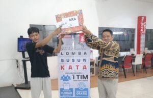Seru dan Penuh Kekompakan, Lomba Susun Kata Semarakkan Showroom Honda Trio Motor Buntok M. Microsoft Nur Addinsha Dukung Aktivitas Kreatif di Showroom Honda. Foto Dok Istimewa