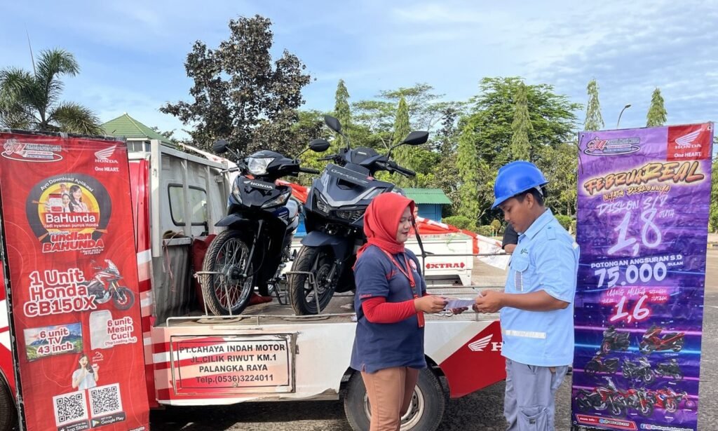 Pengunjung Mencoba Motor Terbaru Honda dalam Road Show di Palangka Raya. Foto Dok Istimewa