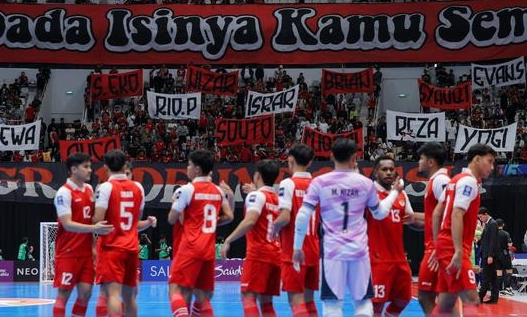 Suporter Timnas Indonesia memadati Indonesia Arena pada semifinal Piala Asia Futsal 2026 melawan Jepang, Kamis (5/2/2026) malam WIB. (Bola.com/Bagaskara Lazuardi)