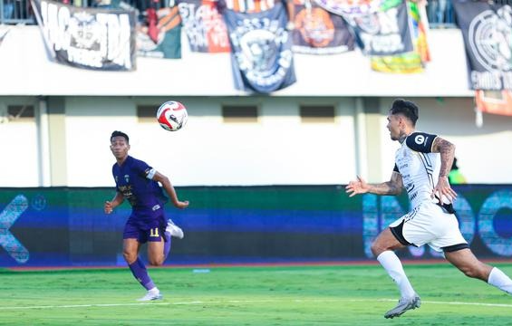 Shayne Pattynama menjalani debut bersama Persija Jakarta dalam duel versus Persita Tangerang di Indomilk Arena, Jumat (30/1/2026). (Bola.com/Muhammad Iqbal Ichsan)