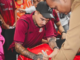 Debut Emosional Shayne Pattynama di Maluku: Misi Menang Persija Jakarta di Tanah Leluhur Shayne Pattynama menandatangani jersey milik Jakmania dalam acara meet & greet di Kantor Pusat Bank Jakarta pada Rabu (18/2/2025). (Bola.com/Nur Iman Ali)
