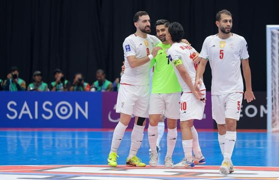 Pemain Iran melakukan selebrasi usai mencetak gol ke gawang Timnas Futsal Indonesia pada final Piala Asia Futsal 2026. (Bagaskara Lazuardi/Bola.com)