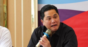 Erick Thohir Puji Profesionalisme Timnas Futsal Indonesia: “Ini Partai Final Terbaik!” Menpora Erick Thohir pada sesi konferensi pers hari Jumat (21/11/2025) di Kantor Kemenpora, Jakarta. (Abdul Aziz/Bola.com)