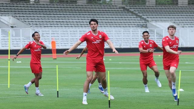 Pemain Timnas Indonesia, Elkan Baggott (kedua kiri) saat mengikuti sesi latihan perdana di Lapangan Stadion Madya, Kompleks Gelora Bung Karno, Senayan, Jakarta, Selasa (24/3/2026). Menjelang FIFA Series 2026, Timnas Indonesia mulai menggelar sesi latihan perdana. (Bola.com/M Iqbal Ichsan)