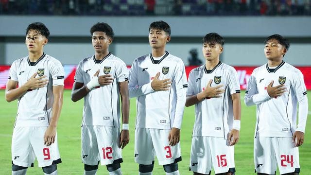 Hingga akhir pertandingan skor tidak berubah, Indonesia U-17 kalah telak tujuh gol tanpa balas dari China. Tampak dalam foto, pemain Timnas Indonesia U-17 jelang bertanding melawan China dalam laga uji coba di Indomilk Arena, Tangerang, Banten, Minggu (8/2/2026). (Bola.com/M Iqbal Ichsan)