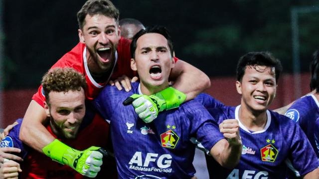 Pemain Persik Kediri merayakan gol yang dicetak oleh Ezra Walian dalam laga kontra Semen Padang yang berlangsung di Stadion Brawijaya, Kediri, Sabtu (21/12/2024). Persik menang 3-1 atas Semen Padang dalam laga pekan 16 BRI Liga 1 2024/2025 itu. (Bola.com/Gatot Sumitro)