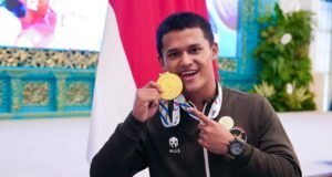 Sah! Rizki Juniansyah Catatkan Dua Rekor Dunia di Guinness World Records Dalam SEA Games edisi ke-33 itu Rizki memecahkan rekor dunia clean and jerk dan total angkatan. Ia memecahkan rekornya sendiri yang tercipat dalam Olimpiade 2024. Dalam pertandingan di Chonburi Sports School, Chonburi pada 15 Desember, lifter 22 tahun itu tak tertandingi usai melakukan total angkatan seberat 365 kilogram. (Foto: Muchlis Jr - BPMI Sekretariat Presiden)