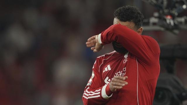 Pemain Liverpool, Mohamed Salah menyeka air matanya saat memberikan penghormatan untuk mendiang Diogo Jota setelah laga Liga Inggris 2024/2025 melawan Bournemouth di Anfiled, Liverpool, Inggris, Jumat (15/08/2025) waktu setempat. (AP Photo/Ian Hodgson)