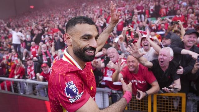 Pemain Liverpool, Mohamed Salah merayakan kemenangan timnya dengan para pendukung dalam laga lanjutan Liga Inggris 2024/2025 melawan Tottenham Hotspur di Anfiled, Liverpool, Inggris, Minggu (27/04/2025) waktu setempat. (AP Photo/Jon Super)