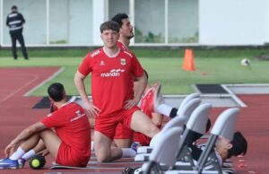Timnas Indonesia mulai persiapan FIFA Series 2026 dengan jersey baru Kelme. Elkan Baggott kembali Sebanyak 15 pemain Skuad Garuda telah bergabung dan menjalani sesi latihan yang digelar di Lapangan Stadion Madya, Senayan, Jakarta, Selasa (24/3/2026) sore. Tampak dalam foto, pemain Timnas Indonesia, Ole Romeny saat mengikuti sesi latihan perdana di Lapangan Stadion Madya, Kompleks Gelora Bung Karno, Senayan, Jakarta, Selasa (24/3/2026). (Bola.com/M Iqbal Ichsan)