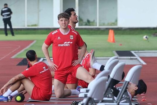 Timnas Indonesia mulai persiapan FIFA Series 2026 dengan jersey baru Kelme. Elkan Baggott kembali Sebanyak 15 pemain Skuad Garuda telah bergabung dan menjalani sesi latihan yang digelar di Lapangan Stadion Madya, Senayan, Jakarta, Selasa (24/3/2026) sore. Tampak dalam foto, pemain Timnas Indonesia, Ole Romeny saat mengikuti sesi latihan perdana di Lapangan Stadion Madya, Kompleks Gelora Bung Karno, Senayan, Jakarta, Selasa (24/3/2026). (Bola.com/M Iqbal Ichsan)
