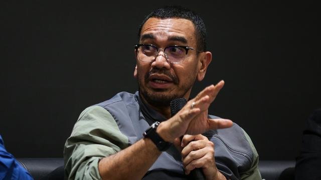 Anggota Exco PSSI, Arya Sinulingga memberikan keterangan saat acara Refleksi 93 Tahun PSSI di GBK Arena, Senayan, Jakarta, Senin (17/04/2023). (Bola.com/Bagaskara Lazuardi)