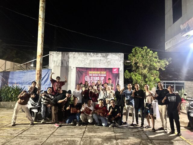 Stand Up Comedy Ramaikan Showroom Honda Trio Motor Pelaihari, Hadirkan Hiburan Segar bagi Konsumen. Foto Dok Trio Motor