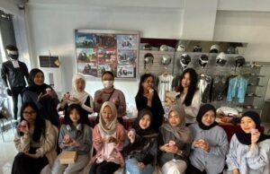 Honda 2 Naga Gelar Cup Cake Decoration, Hadirkan Pengalaman Kreatif di Showroom Seru dan Penuh Warna, Peserta Antusias Hias Cup Cake di Showroom Honda 2 Naga. Foto Dok Istimewa