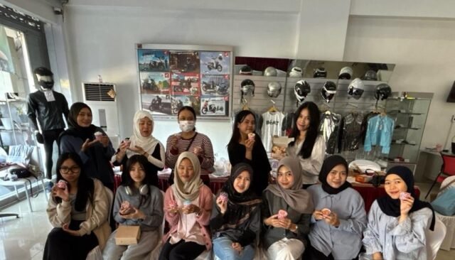 Seru dan Penuh Warna, Peserta Antusias Hias Cup Cake di Showroom Honda 2 Naga. Foto Dok Istimewa Seru dan Penuh Warna, Peserta Antusias Hias Cup Cake di Showroom Honda 2 Naga. Foto Dok Istimewa