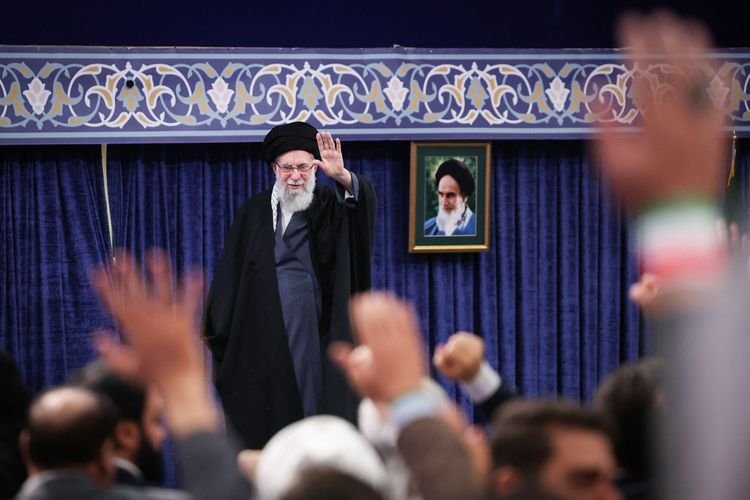 Pemimpin Tertinggi Iran Ayatollah Ali Khamenei melambaikan tangannya saat berpidato di Teheran, 17 Februari 2026.(KHAMENEI.IR via AFP)