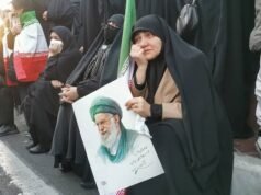 Tangis di Mashhad, Ketegangan di Teheran: Iran Berduka atas Wafatnya Khamenei Warga Iran merenung setelah tersiar kabar Pemimpin Tertinggi Ayatollah Ali Khamenei meninggal dalam serangan Amerika Serikat-Israel, di Teheran, Minggu (1/3/2026). Khamenei dinyatakan tewas ketika rumahnya diserang pada Sabtu (28/2/2026).(AFP/ATTA KENARE)