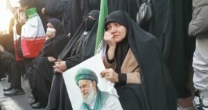 Tangis di Mashhad, Ketegangan di Teheran: Iran Berduka atas Wafatnya Khamenei Warga Iran merenung setelah tersiar kabar Pemimpin Tertinggi Ayatollah Ali Khamenei meninggal dalam serangan Amerika Serikat-Israel, di Teheran, Minggu (1/3/2026). Khamenei dinyatakan tewas ketika rumahnya diserang pada Sabtu (28/2/2026).(AFP/ATTA KENARE)