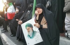 Tangis di Mashhad, Ketegangan di Teheran: Iran Berduka atas Wafatnya Khamenei Warga Iran merenung setelah tersiar kabar Pemimpin Tertinggi Ayatollah Ali Khamenei meninggal dalam serangan Amerika Serikat-Israel, di Teheran, Minggu (1/3/2026). Khamenei dinyatakan tewas ketika rumahnya diserang pada Sabtu (28/2/2026).(AFP/ATTA KENARE)