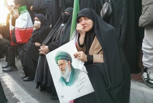 Tangis di Mashhad, Ketegangan di Teheran: Iran Berduka atas Wafatnya Khamenei Warga Iran merenung setelah tersiar kabar Pemimpin Tertinggi Ayatollah Ali Khamenei meninggal dalam serangan Amerika Serikat-Israel, di Teheran, Minggu (1/3/2026). Khamenei dinyatakan tewas ketika rumahnya diserang pada Sabtu (28/2/2026).(AFP/ATTA KENARE)