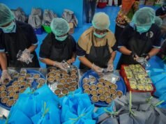 Libur Lebaran 2026, Program Makan Bergizi Gratis Rehat Sejenak: Anggaran Negara Hemat Rp5 Triliun! Petugas menyiapkan paket makanan dalam program Makan Bergizi Gratis di Satuan Pelayanan Pemenuhan Gizi Polres Lumajang, Jawa Timur, 5 Maret 2026. (Antara/Irfan Sumanjaya)