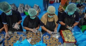 Libur Lebaran 2026, Program Makan Bergizi Gratis Rehat Sejenak: Anggaran Negara Hemat Rp5 Triliun! Petugas menyiapkan paket makanan dalam program Makan Bergizi Gratis di Satuan Pelayanan Pemenuhan Gizi Polres Lumajang, Jawa Timur, 5 Maret 2026. (Antara/Irfan Sumanjaya)