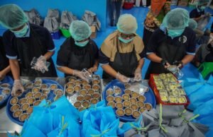 Libur Lebaran 2026, Program Makan Bergizi Gratis Rehat Sejenak: Anggaran Negara Hemat Rp5 Triliun! Petugas menyiapkan paket makanan dalam program Makan Bergizi Gratis di Satuan Pelayanan Pemenuhan Gizi Polres Lumajang, Jawa Timur, 5 Maret 2026. (Antara/Irfan Sumanjaya)