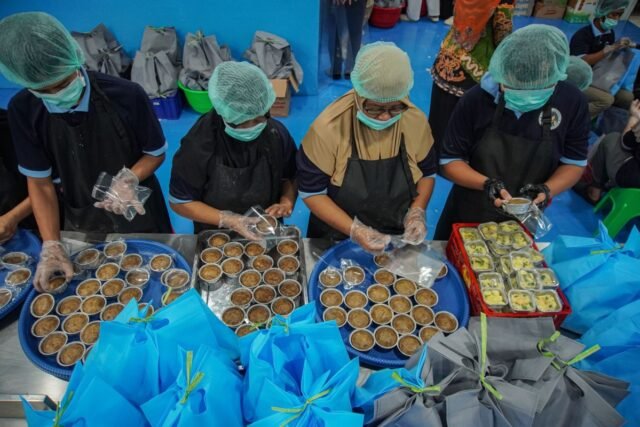 Petugas menyiapkan paket makanan dalam program Makan Bergizi Gratis di Satuan Pelayanan Pemenuhan Gizi Polres Lumajang, Jawa Timur, 5 Maret 2026. (Antara/Irfan Sumanjaya)