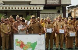 Wali Kota Yamin Minta Camat dan Lurah Aktif Distribusikan SPPT PBB-P2 Wali Kota Banjarmasin, HM Yamin HR menyerahkan SPPT PBB-P2 tahun 2026 di kantor BPKPAD Banjarmasin – Foto Diskominfo Banjarmasin