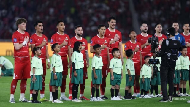 FIFA SERIES - Pesepak bola Timnas Indonesia menyanyikan Indonesia Raya sebelum melawan Timnas St Kitts and Nevis pada FIFA Series 2026 Jumat (27/3/2026) di Stadion Utama Gelora Bung Karno. Timnas Indonesia sementara unggul 2-0 pada babak pertama difoto menggunakan Canon EOS R5 Mark II TRIBUNNEWS/HERUDIN (TRIBUNNEWS/HERUDIN) FIFA SERIES - Pesepak bola Timnas Indonesia menyanyikan Indonesia Raya sebelum melawan Timnas St Kitts and Nevis pada FIFA Series 2026 Jumat (27/3/2026) di Stadion Utama Gelora Bung Karno. Timnas Indonesia sementara unggul 2-0 pada babak pertama difoto menggunakan Canon EOS R5 Mark II TRIBUNNEWS/HERUDIN (TRIBUNNEWS/HERUDIN)