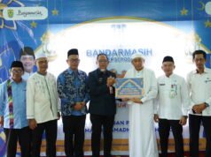 PAM Bandarmasih Gelar Serambi Surau di Sungai Lulut, Salurkan Bantuan & Serap Aspirasi Warga Penyerahan Bantuan Operasional Surau oleh PAM Bandarmasih. Foto Dok Istimewa