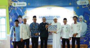 PAM Bandarmasih Gelar Serambi Surau di Sungai Lulut, Salurkan Bantuan & Serap Aspirasi Warga Penyerahan Bantuan Operasional Surau oleh PAM Bandarmasih. Foto Dok Istimewa