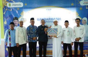 PAM Bandarmasih Gelar Serambi Surau di Sungai Lulut, Salurkan Bantuan & Serap Aspirasi Warga Penyerahan Bantuan Operasional Surau oleh PAM Bandarmasih. Foto Dok Istimewa