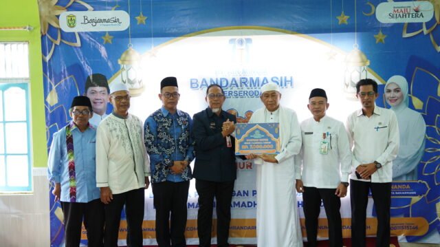 Penyerahan Bantuan Operasional Surau oleh PAM Bandarmasih. Foto Dok Istimewa