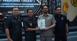 Wali Kota Banjarmasin Sampaikan LKPJ 2025, Tekankan Penguatan Sinergi Pembangunan 2026 Wali Kota Yamin Sampaikan LKPJ 2025 dalam Rapat Paripurna DPRD Banjarmasin. Foto Dok Istimewa