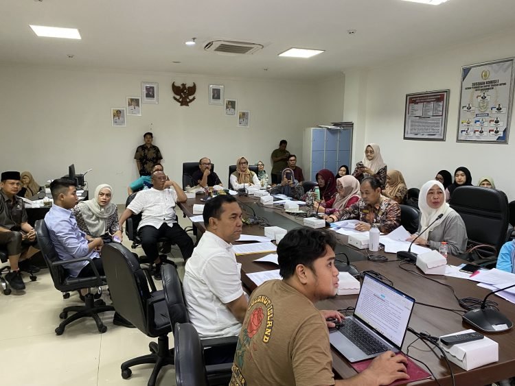 PANSUS: DPRD Kota Banjarmasin melaksanakan rapat pembahasan Panitia Khusus (Pansus) Rancangan Peraturan Daerah tentang penyelenggaraan Perizinan berusaha di Daerah Kota Banjarmasin bersama SKPD terkait.