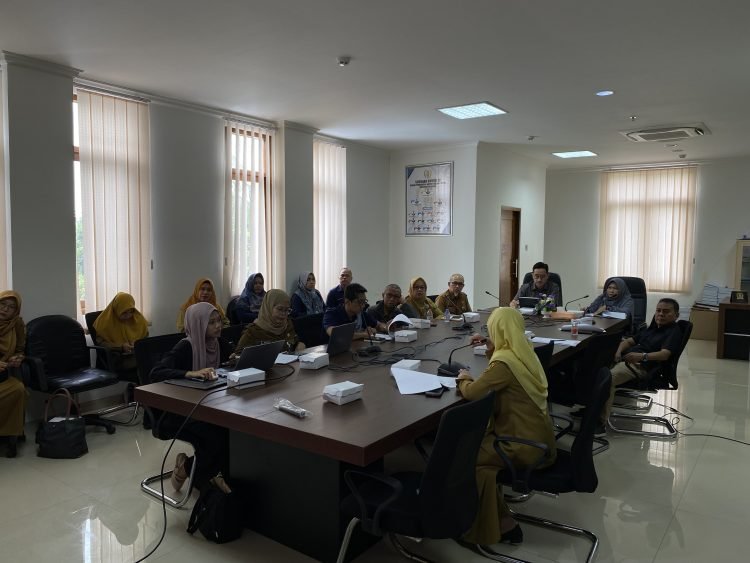 PANSUS: DPRD Kota Banjarmasin mengelar rapat pembahasan Raperda Pengelolaan Air Limbah Domestik bersama Dinas PUPR , Dinas Lingkungan Hidup, Dinas Perumahan Rakyat dan Kawasan Pemukiman, Dinas Kesehatan, Perumda PALD Banjarmasin.