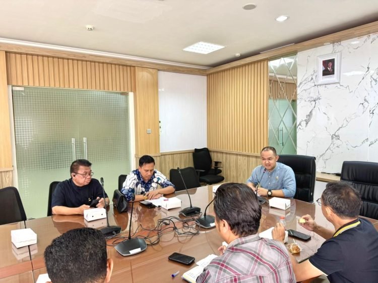 PANSUS: DPRD Kota Banjarmasin menggelar Rapat Pembahasan Rancangan Peraturan Daerah (Raperda) tentang kemudahan , Perlindungan ,dan Pemberdayaan Pedagang Kecil bersama SKPD Terkait.