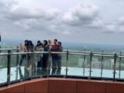 Libur Lebaran 2026, Jembatan Kaca IKN Diserbu Ribuan Pengunjung Para pengunjung foto bersama di atas jembatan kaca IKN. (Atmaja Riski/MKN/Radar Media Network)