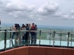 Libur Lebaran 2026, Jembatan Kaca IKN Diserbu Ribuan Pengunjung Para pengunjung foto bersama di atas jembatan kaca IKN. (Atmaja Riski/MKN/Radar Media Network)