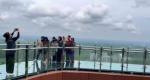 Libur Lebaran 2026, Jembatan Kaca IKN Diserbu Ribuan Pengunjung Para pengunjung foto bersama di atas jembatan kaca IKN. (Atmaja Riski/MKN/Radar Media Network)