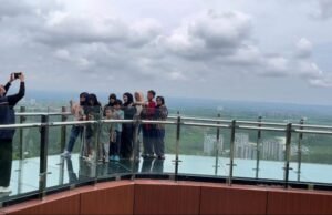 Libur Lebaran 2026, Jembatan Kaca IKN Diserbu Ribuan Pengunjung Para pengunjung foto bersama di atas jembatan kaca IKN. (Atmaja Riski/MKN/Radar Media Network)