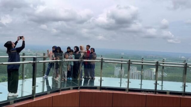 Para pengunjung foto bersama di atas jembatan kaca IKN. (Atmaja Riski/MKN/Radar Media Network)
