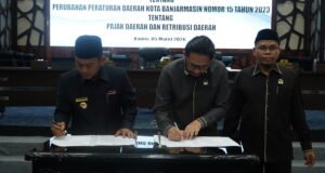 Perubahan Perda Pajak Disepakati, Wali Kota Yamin: Kami Terbuka Jika Masih Ada yang Perlu Diperbaiki Pemko dan DPRD Banjarmasin Sepakati Perubahan Perda Pajak dan Retribusi. Foto Dok istimewa