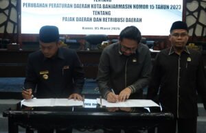 Perubahan Perda Pajak Disepakati, Wali Kota Yamin: Kami Terbuka Jika Masih Ada yang Perlu Diperbaiki Pemko dan DPRD Banjarmasin Sepakati Perubahan Perda Pajak dan Retribusi. Foto Dok istimewa