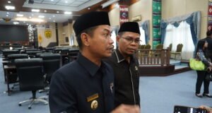 Wali Kota Yamin Angkat Bicara: Pasar Wadai Banjarmasin Harus Tertib, Sampah Wajib Terpilah! Wali Kota Banjarmasin H. Muhammad Yamin HR memberikan keterangan kepada awak media usai rapat bersama Dewan Perwakilan Rakyat Daerah Kota Banjarmasin. Foto Dok Istimewa